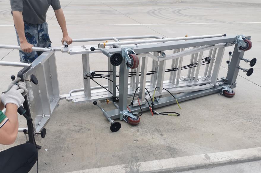 飞机发动机维修梯